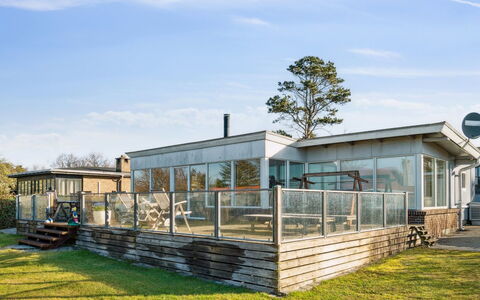 Dzavid - 10M from the Sea: Domicile, Toit, Maison, Porte, Chalet, Ombre, Jardin, Couverture De Sol, Porche, Cour