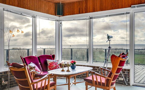 Dzavid - 10M from the Sea: Domicile, Toit, Maison, Porte, Chalet, Ombre, Jardin, Couverture De Sol, Porche, Cour