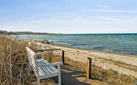 Dzavid - 10M from the Sea: Domicile, Toit, Maison, Porte, Chalet, Ombre, Jardin, Couverture De Sol, Porche, Cour