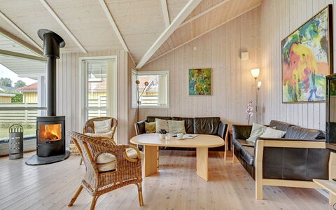 Tashina - 200M from the Sea: Chalet, Domicile, Maison, Toit, Porche, Biens, Siding, Batiments Jardin, Ferme, Cour