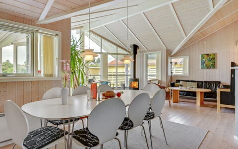 Tashina - 200M from the Sea: Chalet, Domicile, Maison, Toit, Porche, Biens, Siding, Batiments Jardin, Ferme, Cour