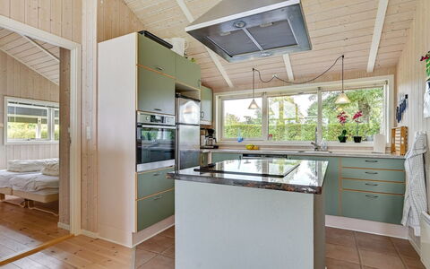 Tashina - 200M from the Sea: Chalet, Domicile, Maison, Toit, Porche, Biens, Siding, Batiments Jardin, Ferme, Cour