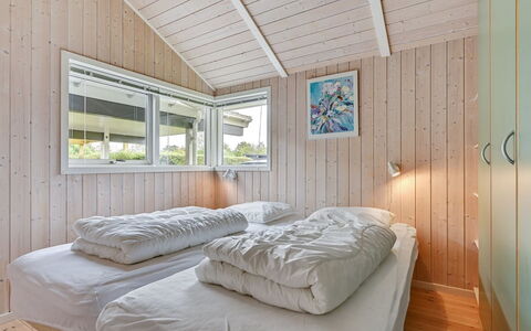 Tashina - 200M from the Sea: Chalet, Domicile, Maison, Toit, Porche, Biens, Siding, Batiments Jardin, Ferme, Cour