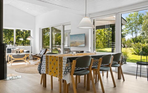 Teodora - 450M from the Sea: Meubles, Design Intérieur, Bois, Sol, Chaise, Table Cuisine Et Salle A Manger, Table, Plafond, Sol, Salle À Manger