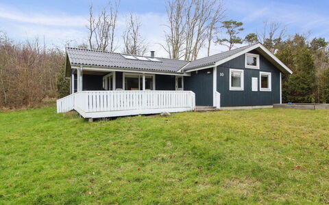 Iris - 300M from the Sea: Toit, Maison, Domicile, Chalet, Porte, Siding, Plate-Forme, Porche, Planche, Dur