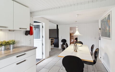 Iris - 300M from the Sea: Toit, Maison, Domicile, Chalet, Porte, Siding, Plate-Forme, Porche, Planche, Dur