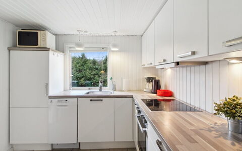 Iris - 300M from the Sea: Toit, Maison, Domicile, Chalet, Porte, Siding, Plate-Forme, Porche, Planche, Dur