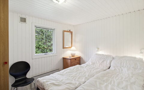 Iris - 300M from the Sea: Toit, Maison, Domicile, Chalet, Porte, Siding, Plate-Forme, Porche, Planche, Dur