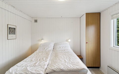 Iris - 300M from the Sea: Toit, Maison, Domicile, Chalet, Porte, Siding, Plate-Forme, Porche, Planche, Dur