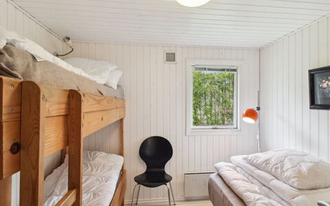 Iris - 300M from the Sea: Toit, Maison, Domicile, Chalet, Porte, Siding, Plate-Forme, Porche, Planche, Dur