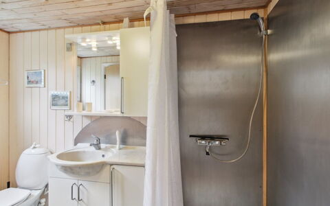 Iris - 300M from the Sea: Toit, Maison, Domicile, Chalet, Porte, Siding, Plate-Forme, Porche, Planche, Dur
