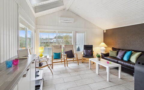 Iris - 300M from the Sea: Toit, Maison, Domicile, Chalet, Porte, Siding, Plate-Forme, Porche, Planche, Dur
