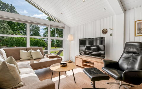 Hermand - 700M from the Sea: Meubles, Design Intérieur, Canapé, Sol, Salon, Sol, Plafond, Bois, Pièce, Parquet