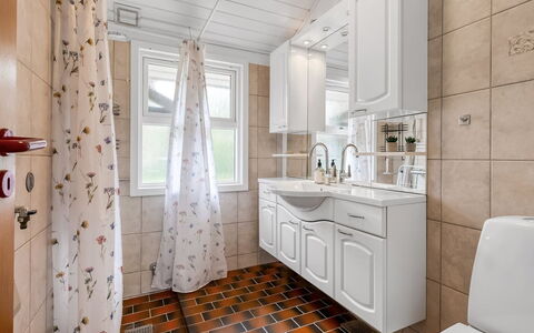 Hermand - 700M from the Sea: Luminaire Plomberie, Design Intérieur, Sol, Salle De Bains, Évier, Sol, Armoire De Toilette, Robinet, Cabinetry, Tuile