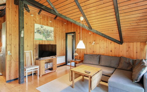 Melba - 8Km from the Sea: Bleu, Arbuste, Chalet, Couverture De Sol, Jardin, Biens, Ombre, Aménagement Paysager, Ferme, Eco Hôtel