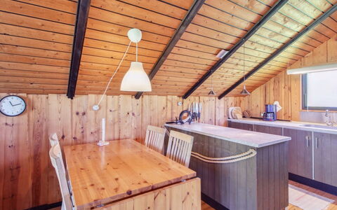 Melba - 8Km from the Sea: Bleu, Arbuste, Chalet, Couverture De Sol, Jardin, Biens, Ombre, Aménagement Paysager, Ferme, Eco Hôtel