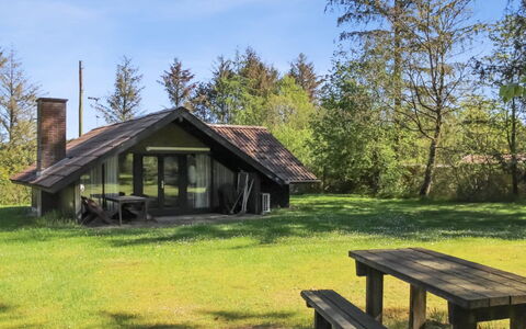 Melba - 8Km from the Sea: Bleu, Arbuste, Chalet, Couverture De Sol, Jardin, Biens, Ombre, Aménagement Paysager, Ferme, Eco Hôtel