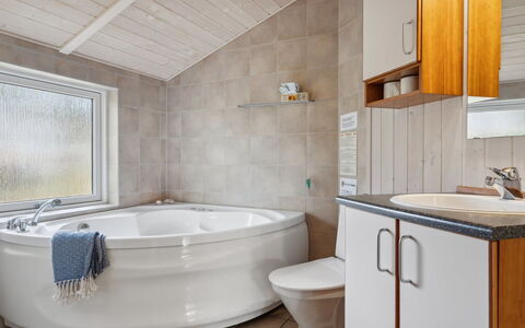 Ros - 350M from the Sea: Luminaire Plomberie, Salle De Bains, Sol, Design Intérieur, Baignoire, Évier, Sol, Robinet, Lavabo, Plafond