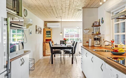 Edele - 800M from the Sea: Sol, Design Intérieur, Meubles, Cuisine, Comptoir, Appareil De Cuisine, Bois, Plafond, Cabinetry, Principaux Appliance
