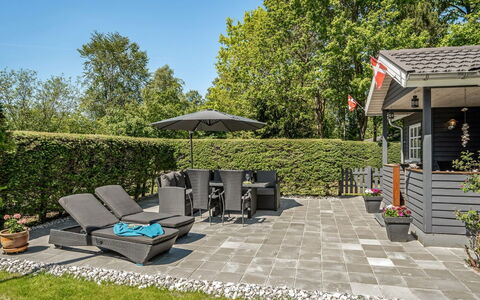 Edele - 800M from the Sea: Meubles, Mobilier De Jardin, Arbuste, Jardin, Tableau De Plein Air, Chaise, Ombre, Domicile, Patio, Couverture De Sol