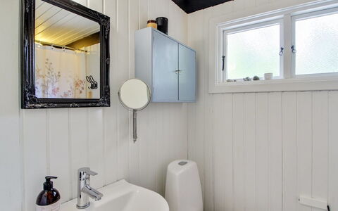 Øllegård - 250M from the Sea: Luminaire Plomberie, Salle De Bains, Design Intérieur, Lavabo, Robinet, Évier, Plafond, Sol, Plomberie, Sol