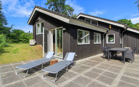 Ernestina - 500M from the Sea: Piscine, Mobilier De Jardin, Meubles, Recours, Dalle, Eco Hôtel, Ombre, Chaise, Loisir, Biens