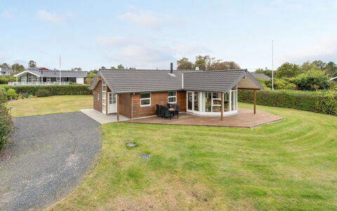Kimi - 800M from the Sea: Architecture, Toit, Domicile, Composite, Daylighting, Siding, Allée