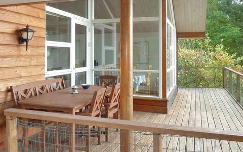 Piia - 800M from the Sea: Sol, Meubles, Sol, Bois, Parquet, Porche, Dur, Tache De Bois, Chaise, Design Intérieur