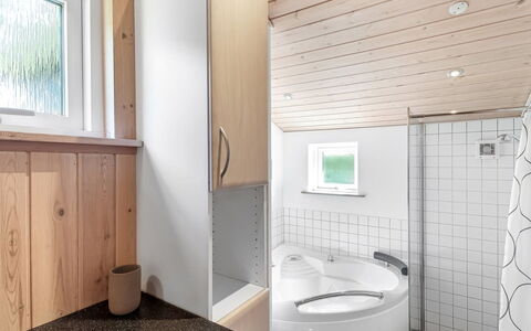 Swale - 500M from the Sea: Luminaire Plomberie, Bois, Design Intérieur, Sol, Salle De Bains, Plafond, Sol, Plomberie, Pièce, Robinet