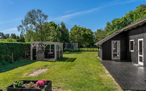 Kalli - 350M to the Fjord: Herbe, Arbuste, Lot Terre, Chalet, Domicile, Couverture De Sol, Jardin, Pelouse, Ombre, Batiments Jardin
