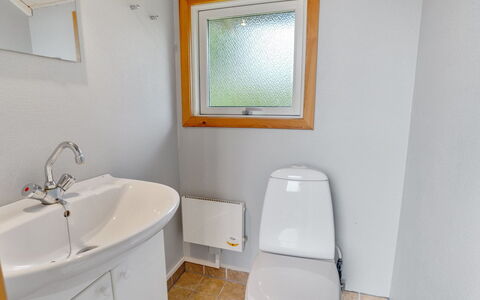 Kalli - 350M to the Fjord: Luminaire Plomberie, Lavabo, Salle De Bains, Sol, Bois, Sol, Évier, Design Intérieur, Robinet, Plomberie