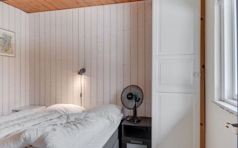 Bendine - 100M to the Fjord: Chambre, Mur, Lit, Bois, Design Intérieur, Sol, Meubles, Sol, Plafond, Drap De Lit