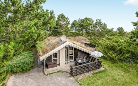 Alfi - 150M from the Sea: Bois, Toit, Maison, Chalet, Porte, Domicile, Siding, Lot Terre, Batiments Jardin, Cabanon