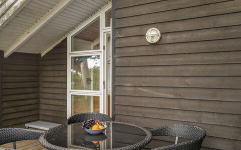 Alfi - 150M from the Sea: Bois, Toit, Maison, Chalet, Porte, Domicile, Siding, Lot Terre, Batiments Jardin, Cabanon