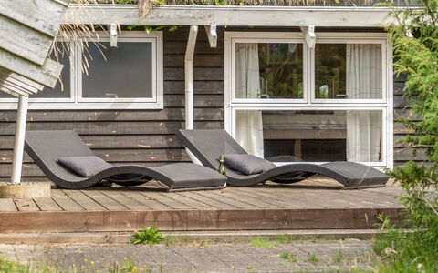Alfi - 150M from the Sea: Bois, Toit, Maison, Chalet, Porte, Domicile, Siding, Lot Terre, Batiments Jardin, Cabanon