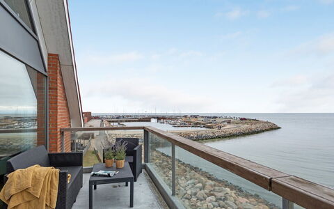 Femme - 15M from the Sea: Piscine, Mobilier De Jardin, Meubles, Recours, Dalle, Eco Hôtel, Ombre, Chaise, Loisir, Biens
