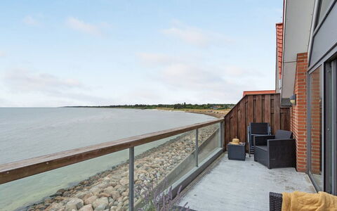 Femme - 15M from the Sea: Piscine, Mobilier De Jardin, Meubles, Recours, Dalle, Eco Hôtel, Ombre, Chaise, Loisir, Biens