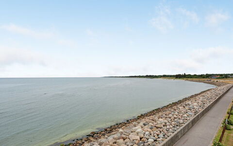 Femme - 15M from the Sea: Piscine, Mobilier De Jardin, Meubles, Recours, Dalle, Eco Hôtel, Ombre, Chaise, Loisir, Biens