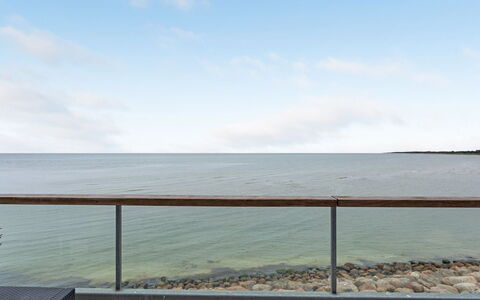 Femme - 15M from the Sea: Piscine, Mobilier De Jardin, Meubles, Recours, Dalle, Eco Hôtel, Ombre, Chaise, Loisir, Biens