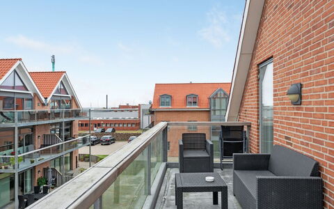 Femme - 15M from the Sea: Piscine, Mobilier De Jardin, Meubles, Recours, Dalle, Eco Hôtel, Ombre, Chaise, Loisir, Biens