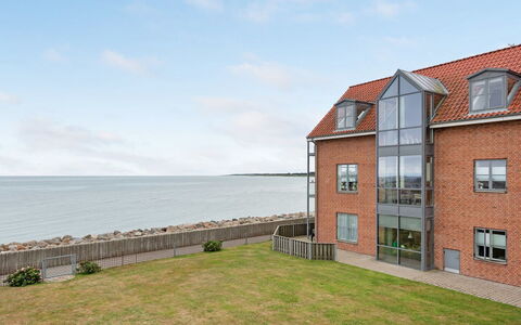 Femme - 15M from the Sea: Piscine, Mobilier De Jardin, Meubles, Recours, Dalle, Eco Hôtel, Ombre, Chaise, Loisir, Biens