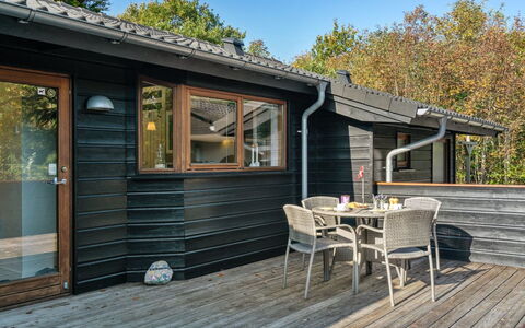 Mourits - 1.2Km from the Sea: Bois, Toit, Maison, Chalet, Porte, Domicile, Siding, Lot Terre, Batiments Jardin, Cabanon