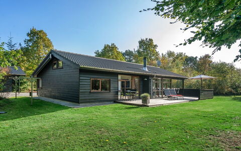 Mourits - 1.2Km from the Sea: Bois, Toit, Maison, Chalet, Porte, Domicile, Siding, Lot Terre, Batiments Jardin, Cabanon