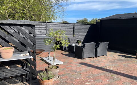 Poul - 100M from the Sea: Piscine, Mobilier De Jardin, Meubles, Recours, Dalle, Eco Hôtel, Ombre, Chaise, Loisir, Biens