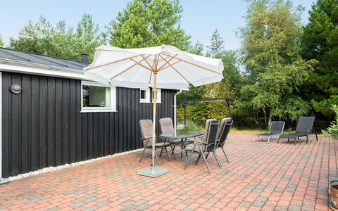 Poul - 100M from the Sea: Piscine, Mobilier De Jardin, Meubles, Recours, Dalle, Eco Hôtel, Ombre, Chaise, Loisir, Biens