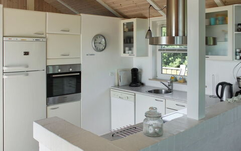 Calina - 300M from the Sea: Cuisine, Comptoir, Meubles, Design Intérieur, Sol, Cabinetry, Appareil De Cuisine, Plafond, Bois, Sol