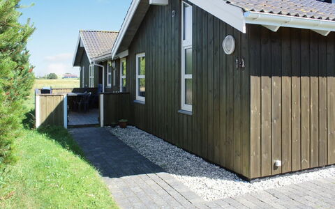 Calina - 300M from the Sea: Bois, Domicile, Maison, Toit, Siding, Chalet, Porte, Tache De Bois, Dur, Batiments Jardin