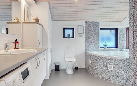 Sirpa - 1Km from the Sea: Meubles, Design Intérieur, Sol, Bois, Sol, Plafond, Parquet, Chaise, Table, Éclairage