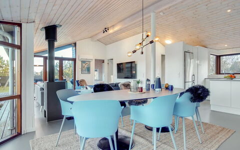 Sirpa - 1Km from the Sea: Meubles, Design Intérieur, Sol, Bois, Sol, Plafond, Parquet, Chaise, Table, Éclairage
