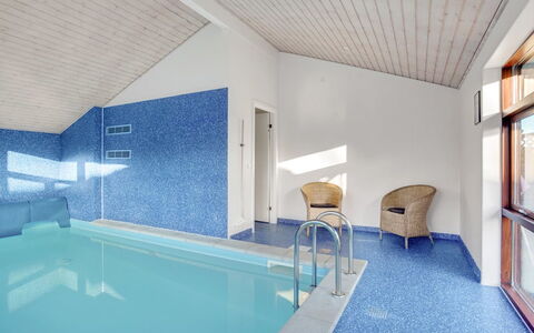 Sirpa - 1Km from the Sea: Meubles, Design Intérieur, Sol, Bois, Sol, Plafond, Parquet, Chaise, Table, Éclairage